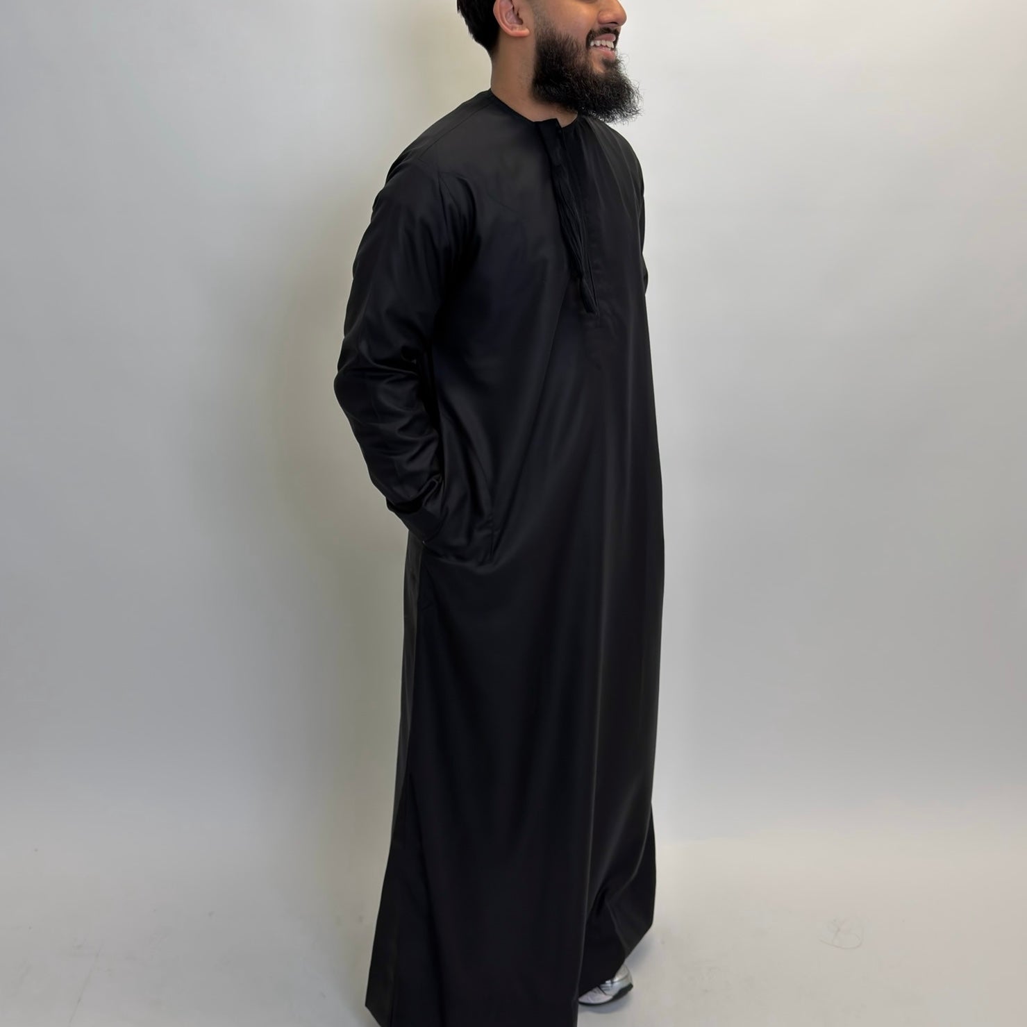 Black Omani thobe